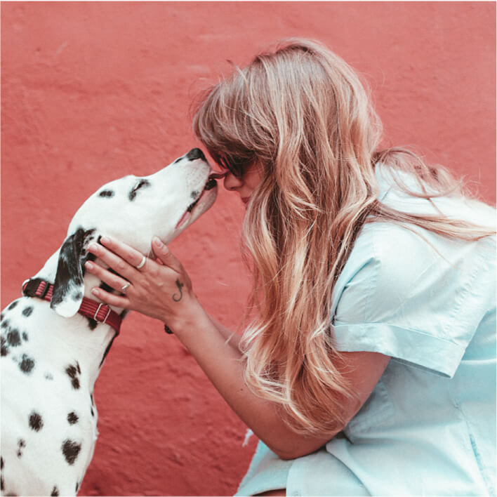 Chien léchant le visage de sa maitresse